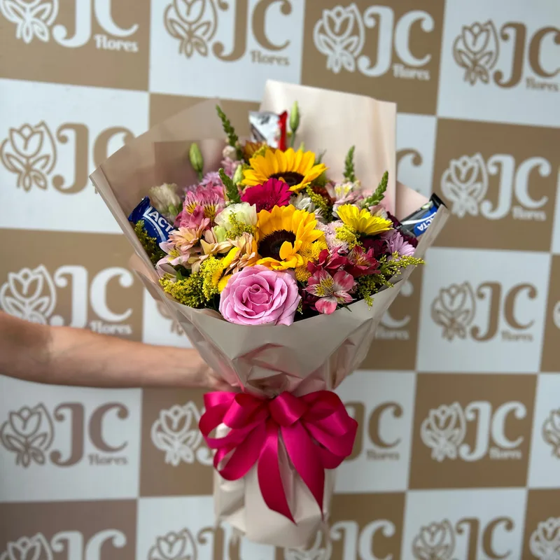 Buquê de flores com chocolates da JC Flores