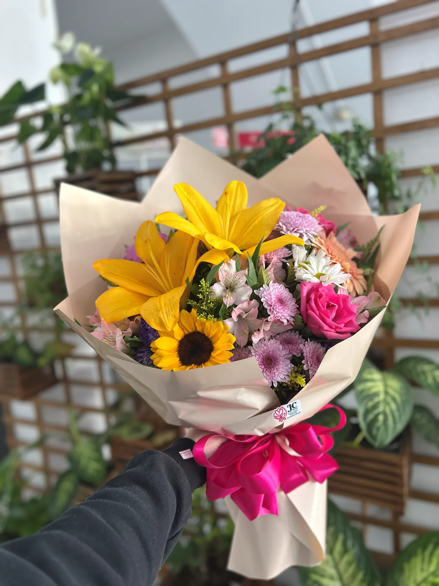 Buquê artesanal de girassóis e flores brancas JC Flores