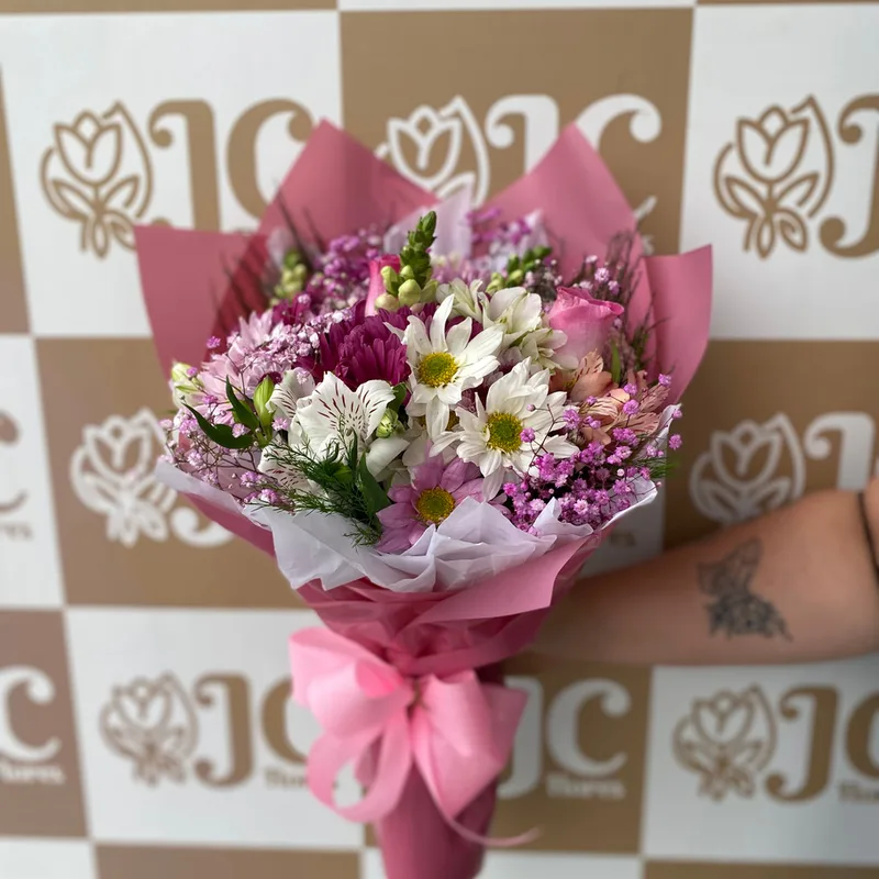 Buquê mix de flores em tons de rosa da JC Flores