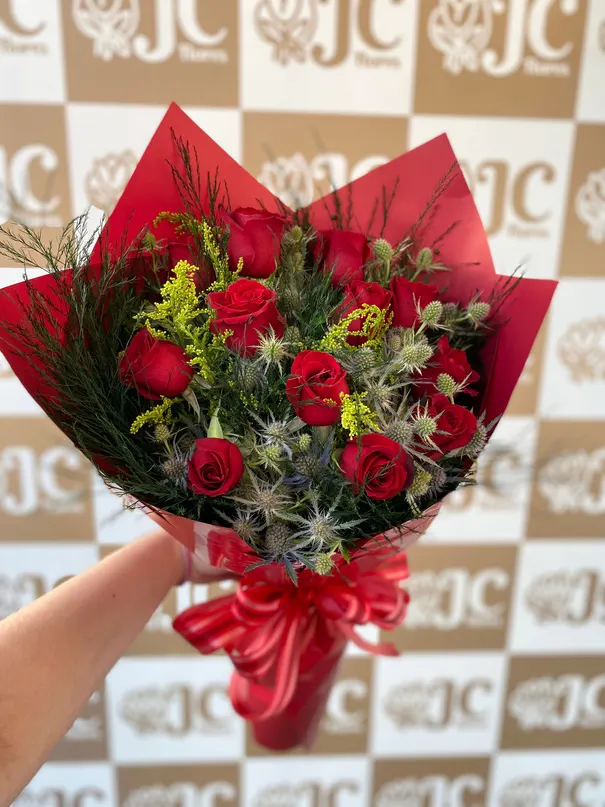 Buquê com 12 rosas vermelhas em embalagem vermelha