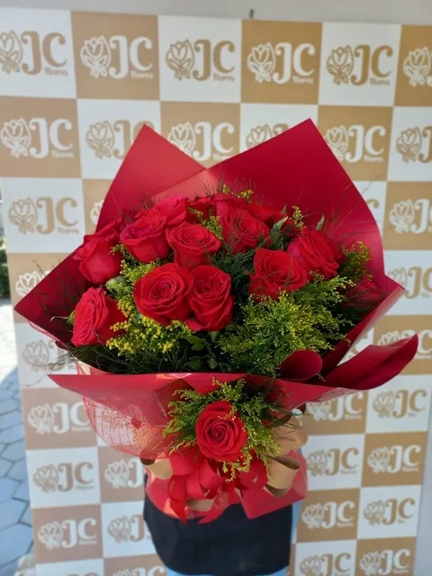 Buquê com 24 rosas vermelhas em embalagem vermelha