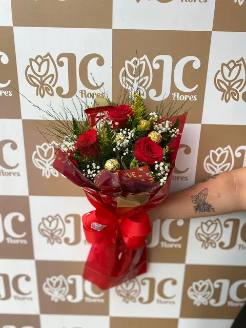 Buquê com 3 rosas vermelhas, mosquitinho e bombons Ferrero Rocher