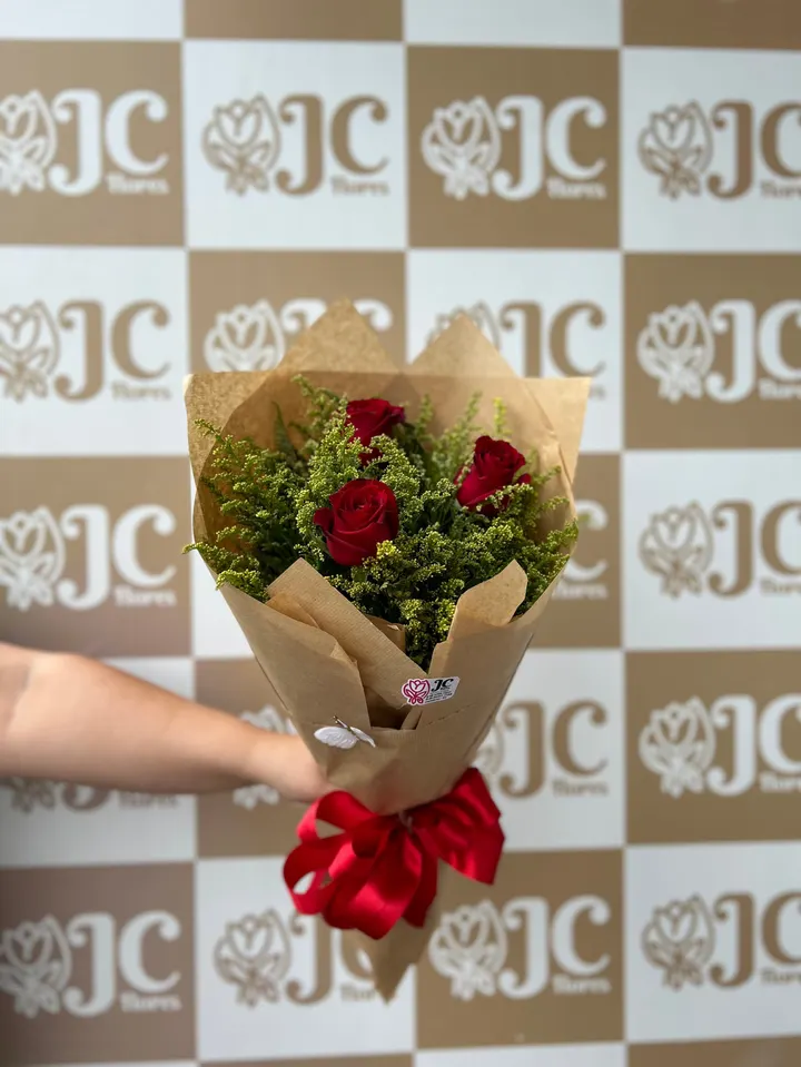 Buquê com 3 rosas vermelhas e tango em papel kraft