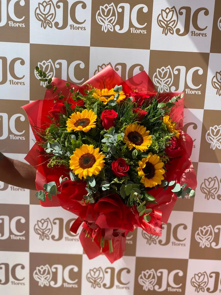 Buquê com 6 girassóis e 6 rosas vermelhas