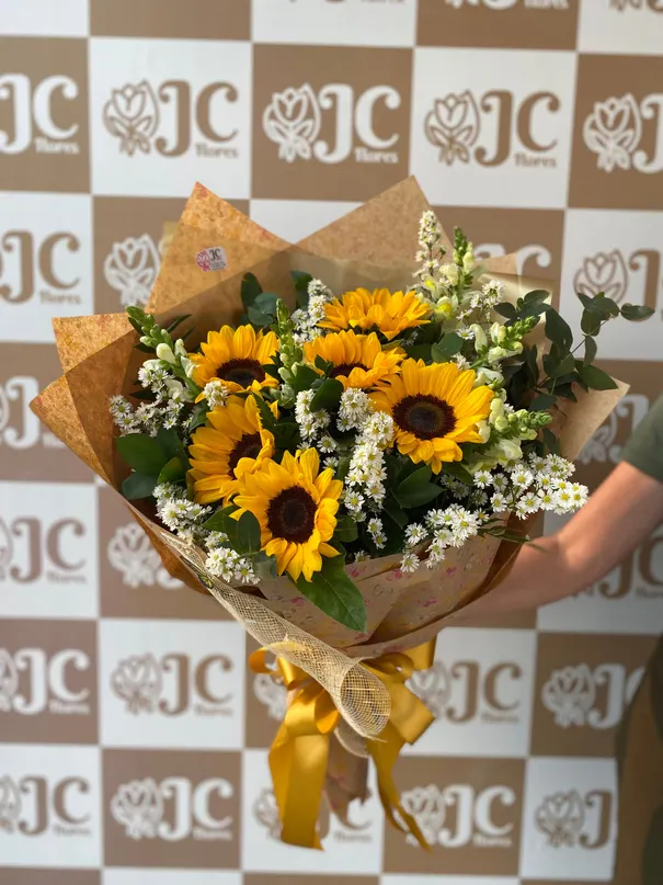 Buquê com 6 girassóis e flores brancas em papel kraft