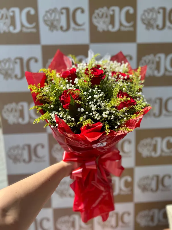 Buquê com 6 rosas vermelhas, mosquitinho e tango em embalagem vermelha