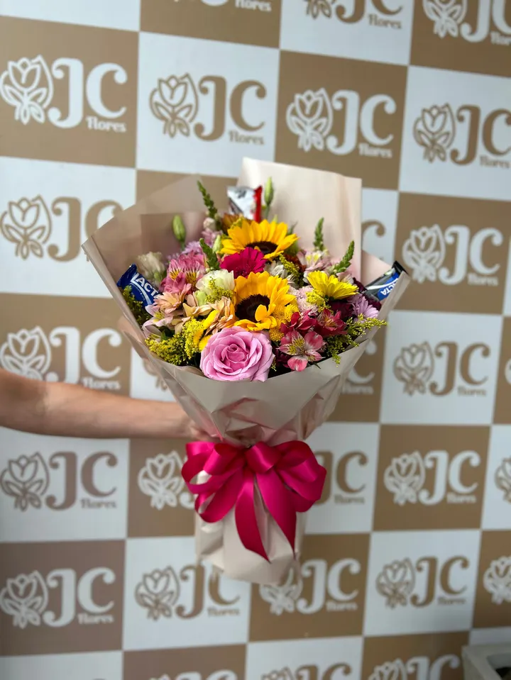 Buquê mix de flores com girassol, rosa e chocolates