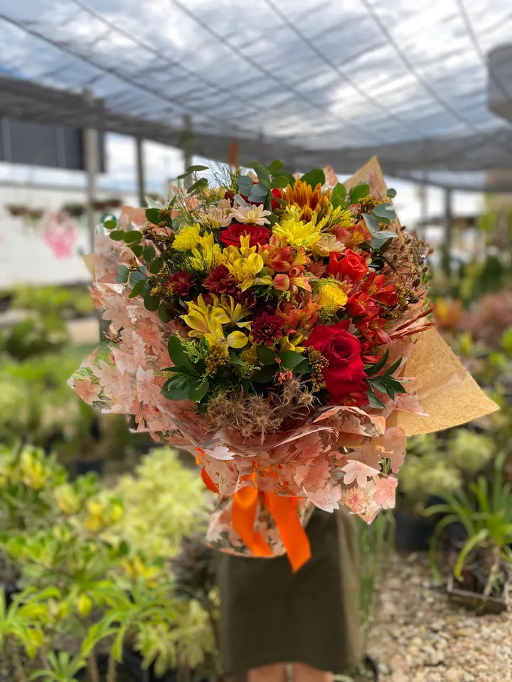 Buquê mix de flores coloridas com astromélias e rosas