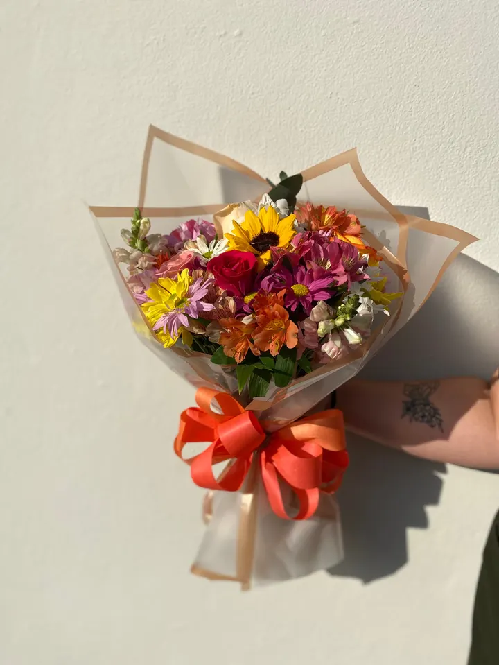 Buquê mix de flores coloridas com laço laranja