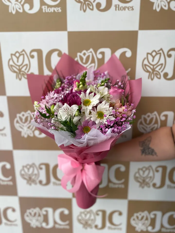 Buquê mix de flores em tons de rosa