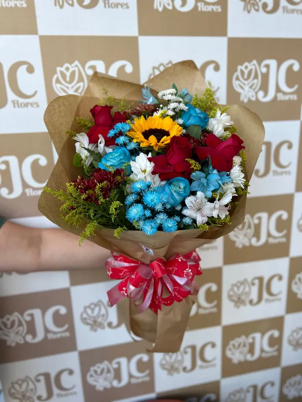 Buquê mix com girassol, rosas e flores tingidas de azul