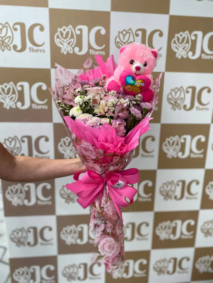 Buquê mix de flores rosa com urso de pelúcia