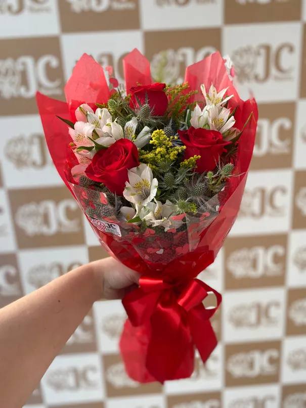 Buquê de rosas vermelhas com astromélias brancas