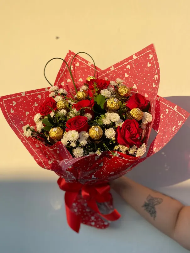 Buquê de rosas vermelhas com bombons Ferrero Rocher