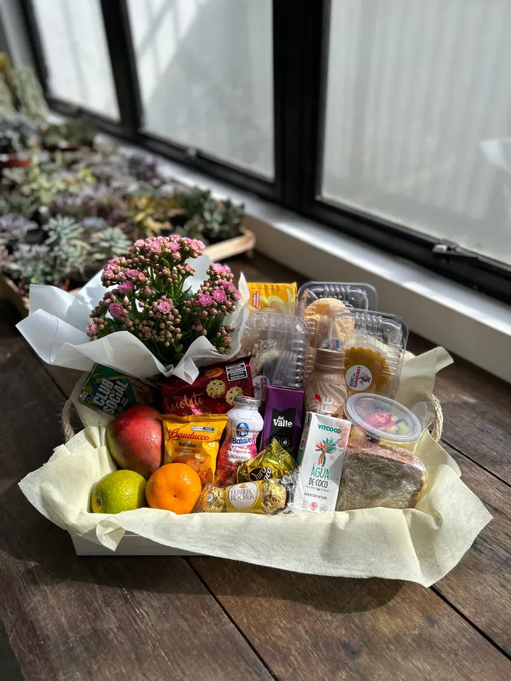 Cesta Café Tradicional com kalandiva rosa, frutas, bolachas, suco e itens de padaria