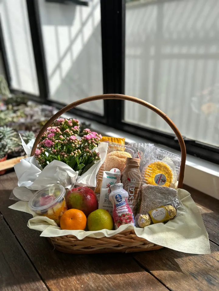Cesta Café Vime com kalandiva rosa, frutas, itens de padaria e Ferrero Rocher